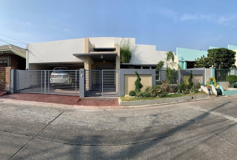 HOUSE AND LOT FOR SALE IN BF THAI PARANAQUE — photo 1 of 3