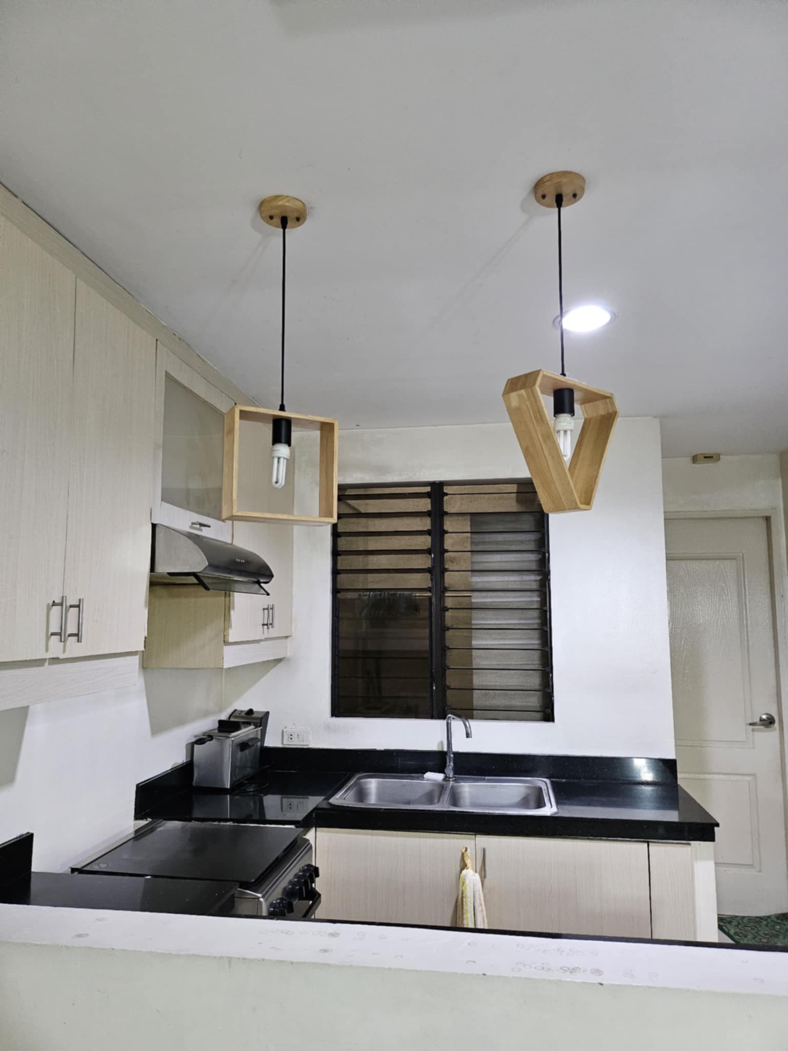 3-STY TOWNHOUSE FOR SALE IN PROJ 6 QUEZON CITY — photo 3 of 3