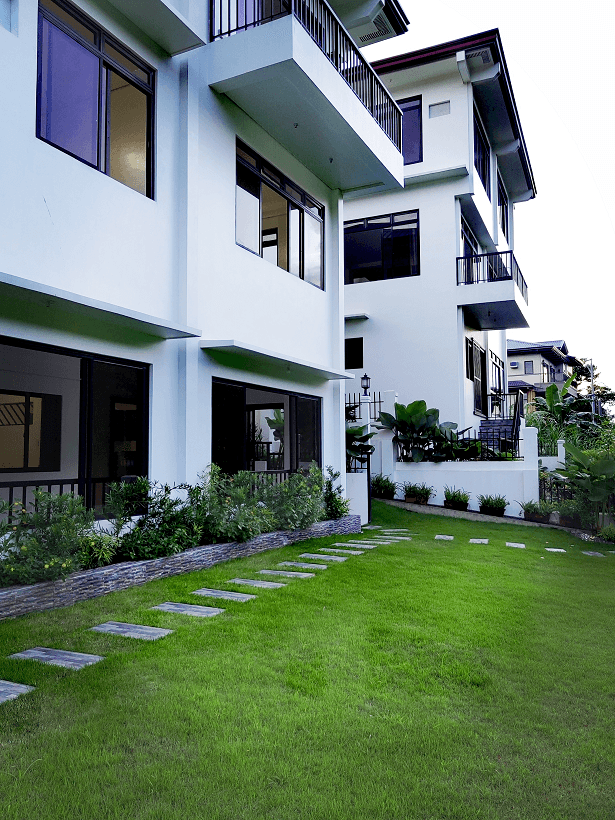 HOUSE FOR SALE IN GOLF VIEW RESIDENCE IN SUN VALLEY ANTIPOLO — photo 1 of 3